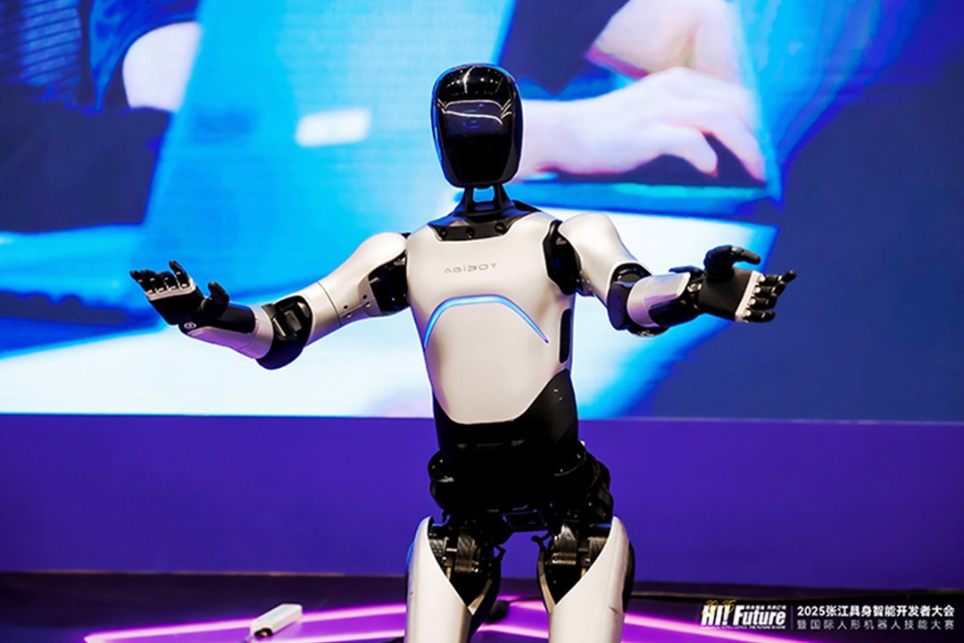 galaxy银河远征A2成全球首个同时拥有中美欧认证的人形机器人